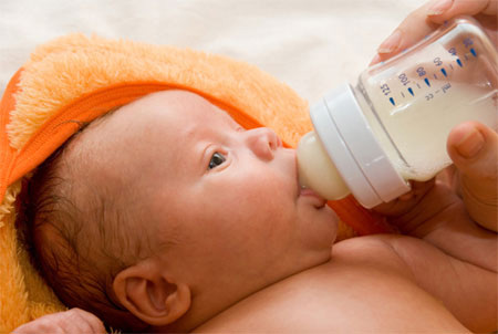 Ngày nay sữa mẹ không còn là nguồn cung cấp dinh dưỡng chính cho trẻ sơ sinh...