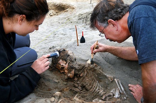 Trước đó, vào năm 2011, nhà khảo cổ học Gabriel Prieto đã tiến hành khai quật khu vực này khi người dân địa phương phát hiện thấy một số hộp sọ người trên cồn cát ven biển.