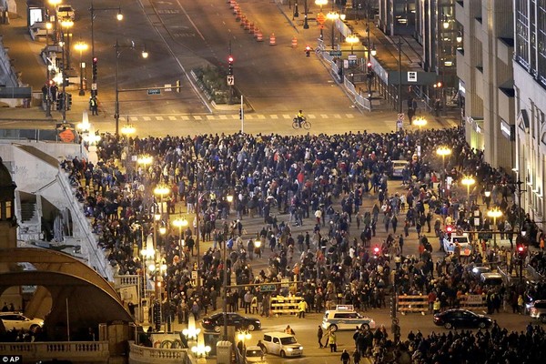 Hàng ngàn người đã đổ đến thành phố Chicago để chứng kiến màn biểu diễn ngoạn mục của Nik Wallenda.