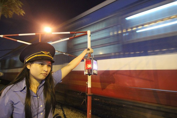 Những ai đi qua chốt đường sắt Nguyễn Kiệm - Gò Vấp, hẳn sẽ bất ngờ trước hình ảnh một cô gái còn rất trẻ, xinh xắn làm nhiệm vụ gác tàu.
