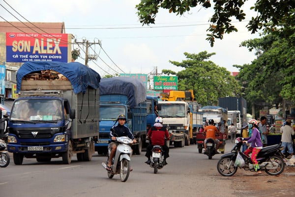 Vụ tai nạn không gây thiệt hại về người nhưng khiến giao thông trên đường Bùi Văn Hòa ùn tắc suốt 3 giờ.