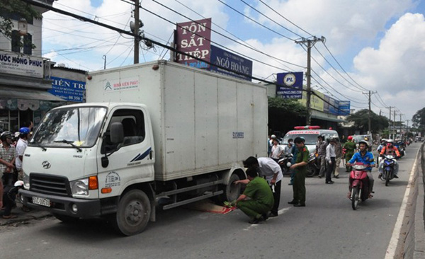 Vụ tai nạn xảy ra lúc 9h ngày 4/11 trên quốc lộ 1 đoạn qua chợ Tam Hải (phường Tam Bình, quận Thủ Đức, TP.HCM). Nạn nhân là bà Trần Thị Thu Thảo (43 tuổi, ngụ quận Bình Tân).