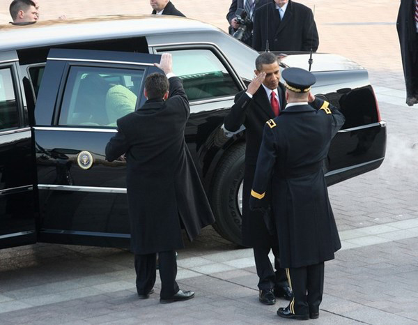 Chiếc xe này có một chuyên cơ riêng để chuyên chở nó trong mỗi chuyến đi của Tổng thống Mỹ Barack Obama. Chiếc chuyên cơ được Cơ quan mật vụ Mỹ sử dụng là chiếc máy bay vận tải C-17 Globemaster.