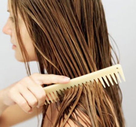 Tóc thường trở nên mỏng manh và dễ đứt gãy khi bị ướt, vì vậy thay vì dùng lược, hãy lau khô tóc bằng một chiếc khăn mềm mỗi khi gội đầu xong và để tóc khô tự nhiên.