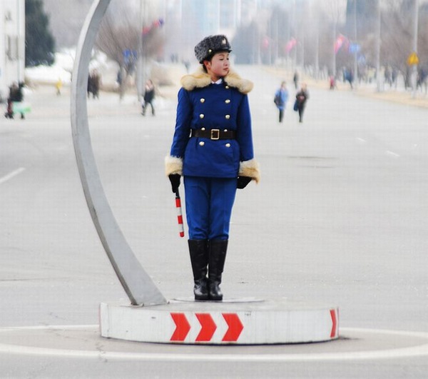 Không giống với những nước khác, nữ sinh 16 tuổi ở Triều Tiên đã có thể ứng tuyển làm nữ cảnh sát giao thông.