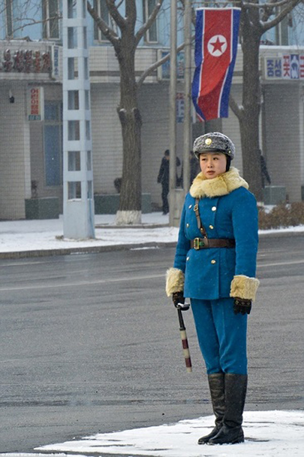 Nghề nữ CSGT được coi là 1 trong những nghề vất vả nhất ở Triều Tiên.