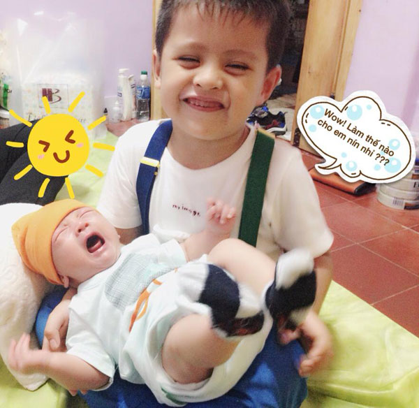 Diễn viên Thanh Thúy chú thích về tấm hình con trai Cà Phê loay hoay ôm em bé vừa đầy tháng: 'Làm anh khó đấy, đâu phải đâu chuyện đùa'.