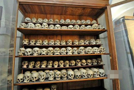 Được xây dựng bởi nhà tâm lý học hình sự Cesare Lombroso vào năm 1898, bảo tàng Lombroso (ở Turin, Ý) lưu giữ hơn 400 hộp sọ của con người.