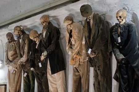 Hầm mộ tu sĩ Palermo tại Italia là bảo tàng này nằm ở dưới cùng của một tu viện cũ với hơn 8.000 xác ướp.