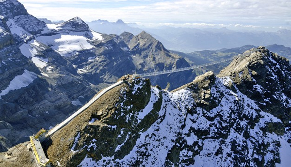 Cây cầu Peak Walk ở Thụy Sĩ là cầu treo đầu tiên trên thế giới nối hai đỉnh núi Scex Rouge và View Point ở Gstaad. Cây cầu cao 107m khiến du khách mãn nhãn với canh đẹp nhìn từ bốn phía.
