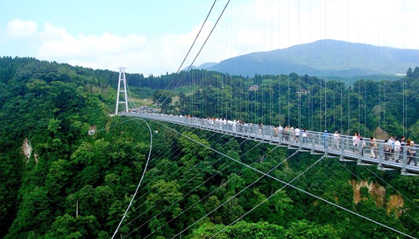 Cầu Kokonoe 'Yume' là cây cầu dành cho người đi bộ ở Oita, Nhật Bản có chiều dài 390m. Du khách trong và ngoài nước tới đây vô cùng thích thú với cây cầu 'trong mơ' này.