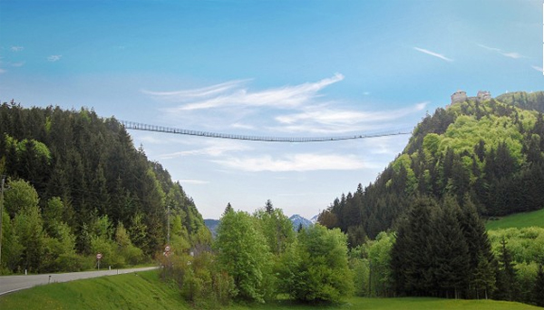 Cầu Highline 179 dài 403m và cao 110m, nối liền lâu đài Ehrenberg với khu vực xung quanh. Công trình này nằm ở Reutte, Áo.