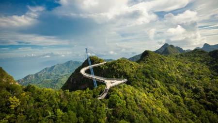Cầu Langkawi Sky, Malaysia chỉ được giữ bằng 1 cây cáp treo. Cầu uốn cong có tổng chiều dài hơn 700m. Ghé thăm cây cầu này, du khách sẽ được chiêm ngưỡng khung cảnh tuyệt vời hiếm có.