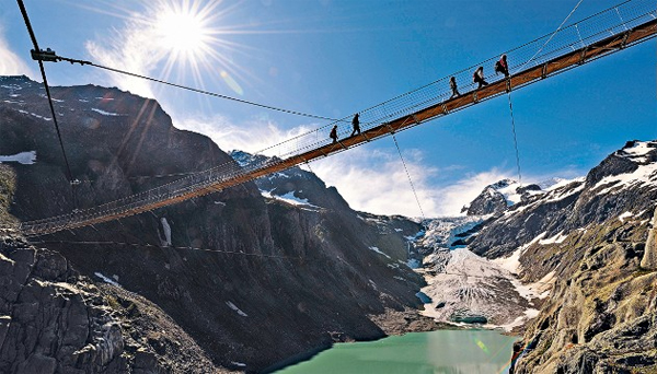 Cầu Tift ở Gadmen, Thụy Sĩ nằm trên ngọn núi cùng tên có chiều dài 170m. Đây là cây cầu đi bộ duy nhất nằm trên con sông Gadmen lơ lửng giữa không trung.