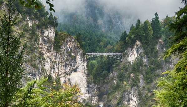 Cầu Marienbrucke bắc qua vực núi ở Bavaria, Đức dù chỉ có một đoạn ngắn nhưng cũng đủ khiến du khách phải dựng tóc gáy khi bước qua.