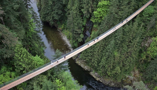 Cầu Capilano Suspension nằm ở độ cao 70m ngay  trên con sông Capolano, Vancouver, Canada. Đứng trên cầu, du khách có thể quan sát dòng sông và khu rừng lá kim rộng lớn phía dưới.