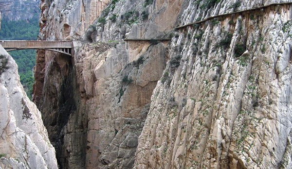 El Caminito Del Rey là cây cầu rộng chỉ 1m, bắc qua hẻm núi ở Malaga, Tây Ban Nha. Mặt cầu nằm cách mặt sông phía dưới 100m.
