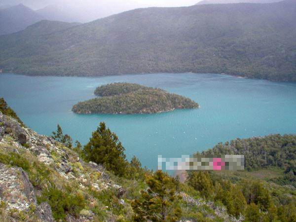 Hòn đảo giữa hồ Gutierrez, Patagonia, nằm giữa Argentina và Chile