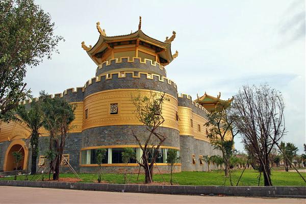 Khu du lịch này nổi tiếng với những công trình giữ kỷ lục Việt Nam.