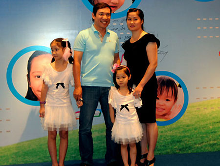 Quang Thắng có 2 cô công chúa xinh xắn, dễ thương. Cô lớn có tên Phạm Cao Thanh Huyền, và cô gái nhỏ tên là Phạm Cao Huyền Nhi.