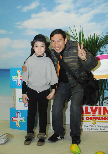 Quang Thắng tranh thủ pose hình cùng cô con gái xinh đẹp, dễ thương