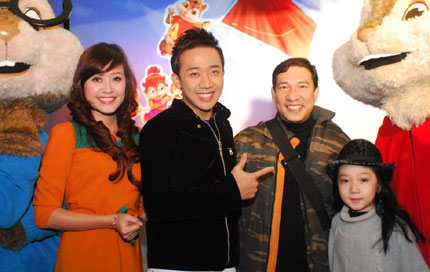 Bố con diễn viên hài Quang Thắng chụp hình cùng MC Trấn Thành và MC Thùy Linh.