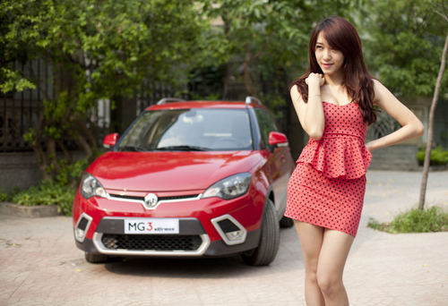 Trong trang phục váy ngắn chấm bi, hot girl Hà thành xinh xắn và quyến rũ hơn bên mẫu xe cỡ nhỏ MG3 Xross.