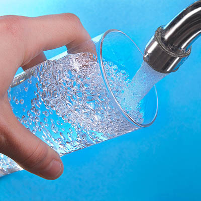 Nước - Mất nước, dù ở mức độ nhẹ, cũng có thể gây ra những ảnh hưởng tiêu cực đến tinh thần. Để cơ thể không mệt mỏi và thiếu sức sống, bạn cần uống đủ nước mỗi ngày (khoảng từ 2 - 3 lít tùy theo mức độ hoạt động của cơ thể).