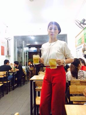 Người mẫu Trang Trần đang tự lấy bia để phục vụ mình tại quán bia  một người bạn.