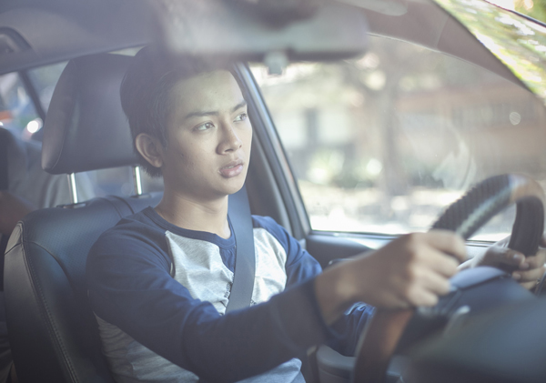 Hoài Lâm tự mình lái xe trong phim.