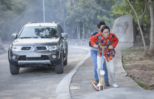 Vừa cưỡi mô tô khủng xong, Hoài Lâm lại lướt với xe scooter.