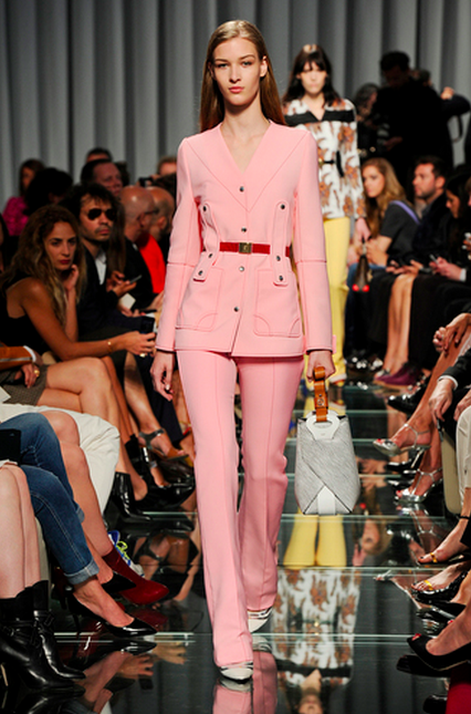 Bộ suit màu hồng trẻ trung không có gì phá cách nhưng chỉ riêng cách cắt cúp tinh tế đủ khiến nó trở nên bắt mắt.