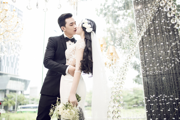Linh Chi vẫn cuốn hút và xinh đẹp khi đóng vai cô dâu trong ngày cưới.