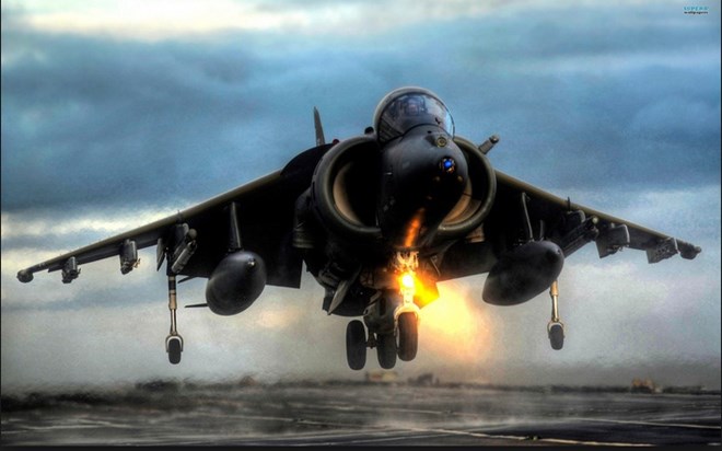 Máy bay cường kích AV-8B Harrier được thiết kế để hoạt động trên các tàu sân bay hạng nhẹ, tàu tấn công đổ bộ cỡ lớn.