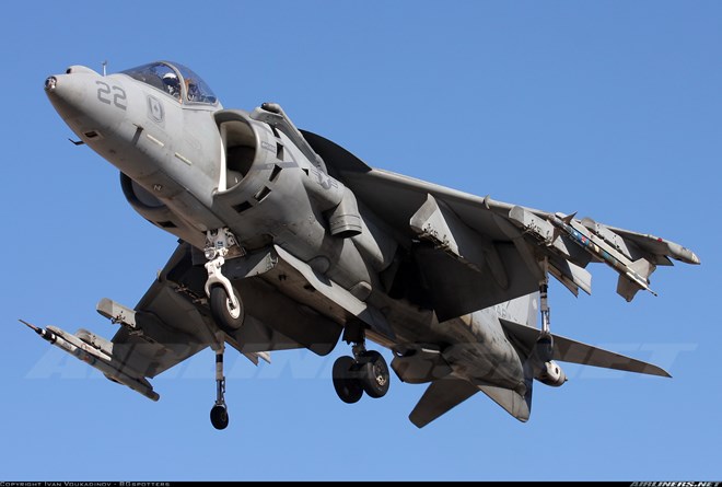 Tuy nhiên nó cũng được gọi với tên AV-8A Harrier, AV-8B Harrier II được sử dụng rộng rãi bởi hãng McDonnell Douglas.