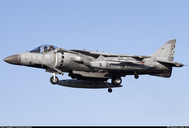 AV-8A là một thế hệ phát triển sau của Hawker Siddeley Harrier GR.1A được trang bị cho thủy quân lục chiến Mỹ.