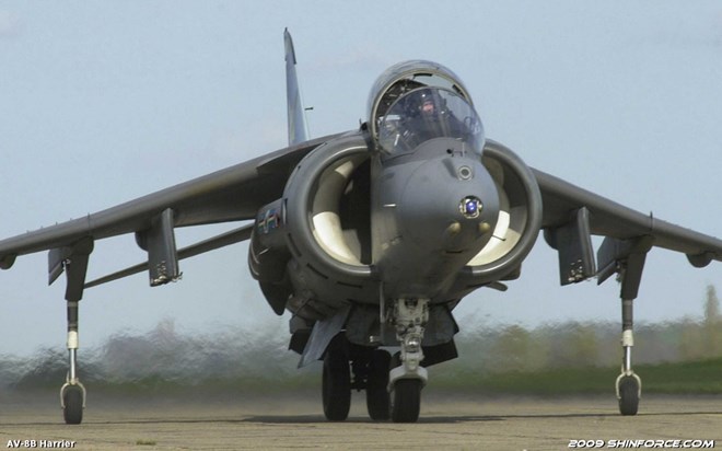 Cả hai kiểu máy bay này thông thường được quy vào dòng máy bay Harrier Jump-jet (máy bay phản lực lên thẳng Harrier).