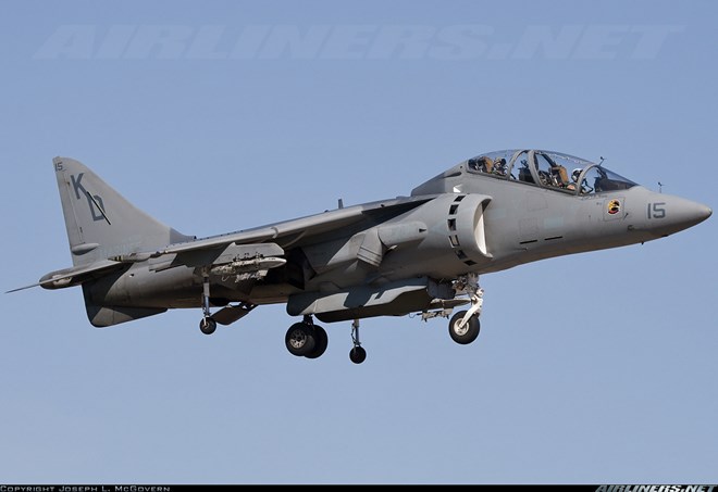 AV-8B Harrier có khả năng mang tới 6 tấn vũ khí gồm: tên lửa đối không; tên lửa đối đất; tên lửa đối hải và bom có điều khiển.