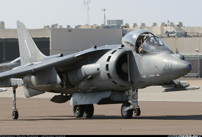 Loại máy bay này được gọi tên AV-8B Harrier II ở trong lực lượng Thủy quân lục chiến Hoa Kỳ và Harrier GR7/GR9 trong Không quân Hoàng gia Anh.