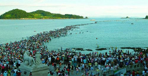 Tại vùng biển đảo Jindo và Modo của Hàn Quốc, hàng năm vẫn xảy ra hiện tượng kỳ thú những tưởng như chỉ có trong huyền thoại, đó là hiện tượng vùng biển đột ngột bị chia đôi.