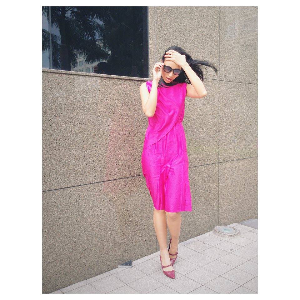 Đôi khi cô nàng siêu mẫu thay đổi phong cách ngọt ngào với váy dạ hồng thanh tú.