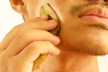 Điều trị vết côn trùng cắn: Hãy xoa vùng da bị cắn bằng vỏ chuối để giảm ngứa và đau.