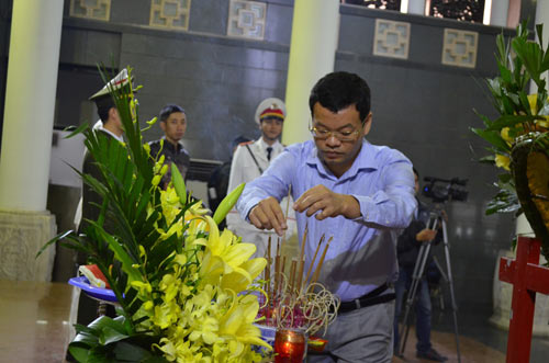 Ông Nguyễn Mạnh Hùng, quyền tổng giám đốc Ban quản lý đường sắt thắp hương trong lễ viếng.