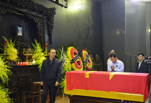 Có mặt trong lễ viếng, ông Lê Đình Thọ, Thứ trưởng Bộ GTVT dẫn đầu đoàn dâng hoa viếng thượng úy Ngọc.