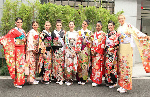 Các thí sinh của cuộc thi Hoa hậu Quốc tế vừa xuất hiện ấn tượng với trang phục kimono truyền thống của phụ nữ Nhật.