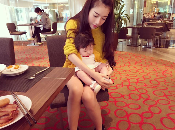Elly Trần đang chứng tỏ mình là một người mẹ tuyệt vời.