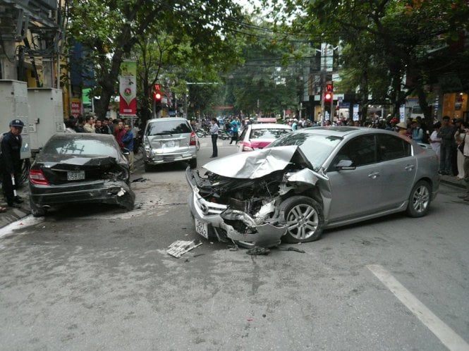 Vào 16h ngày 9/11, chiếc xe Mazda BKS 30T - 7642 vừa qua ngã năm Bà Triệu - Nguyễn Du bất ngờ đâm vào chiếc xe máy BKS 29 F1 - 8374 khiến nam thanh niên điều khiển xe bị hất văng lên nắp capo.