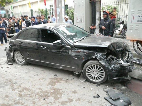 Chiếc xe Mercedes bị hư hỏng nặng nhất, 1 phụ nữ bị thương.
