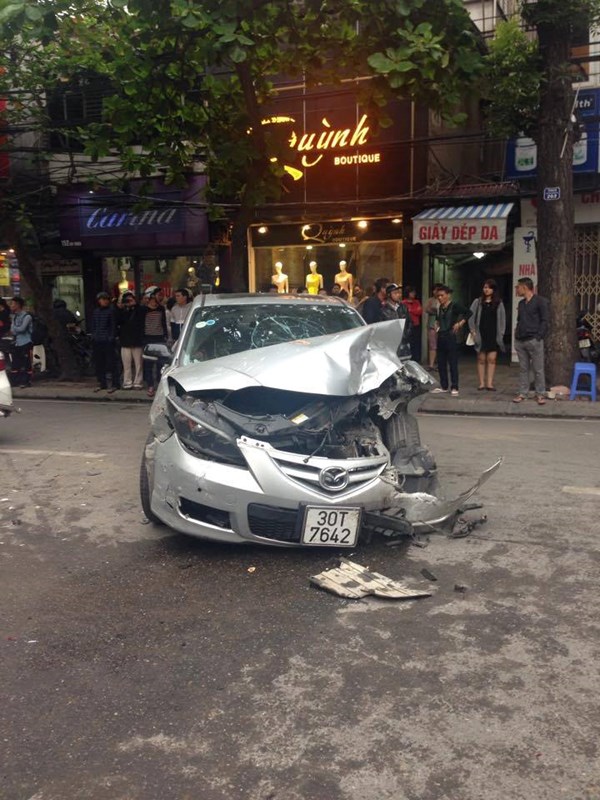 Sau đó chiếc xe Mazda đâm tiếp vào nhiều ô tô đang dừng đèn đỏ ở ngã tư Bà Triệu - Trần Nhân Tông. Vụ va chạm mạnh khiến cả 5 xe ô tô hư hỏng.