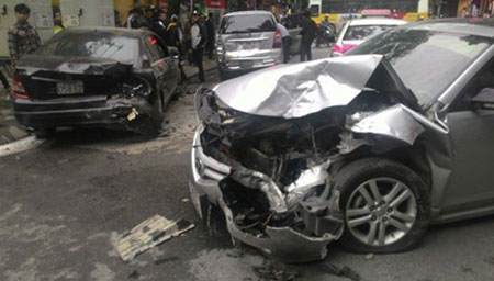 Chiếc xe Mazda - theo lời kể của nhân chứng - đã đâm vào 4 ô tô khác.